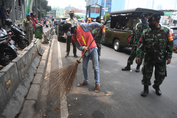 10 Warga Pelanggar Prokes Di Jakbar Disanksi Sosial