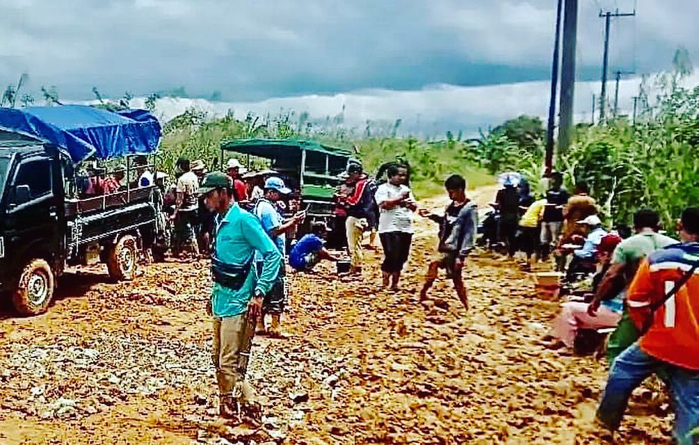 Pemkab Kukar Siapkan Rp M Perbaiki Jalan Di Desa Teratak