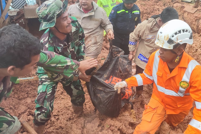 Tim Gabungan Temukan 11 Jenazah Tanah Longsor Di Natuna