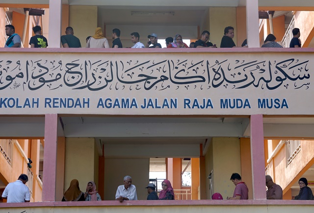 mahathir menangkan pemilu malaysia