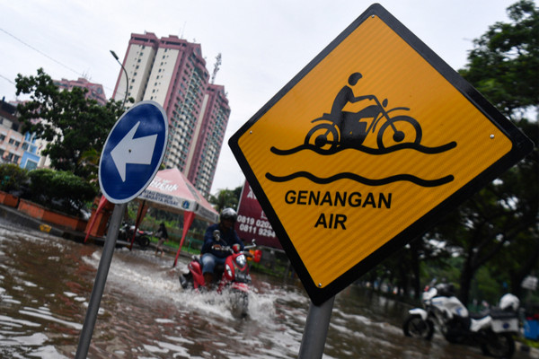 Ini risiko kesehatan jika berenang di air banjir