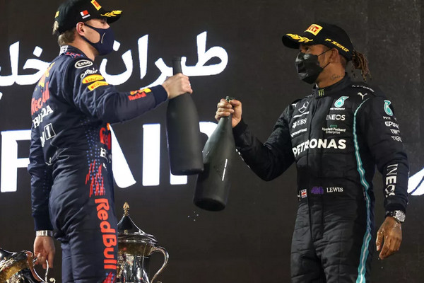 GP Inggris: Hamilton Menang Usai Tabrakan Dengan Verstappen