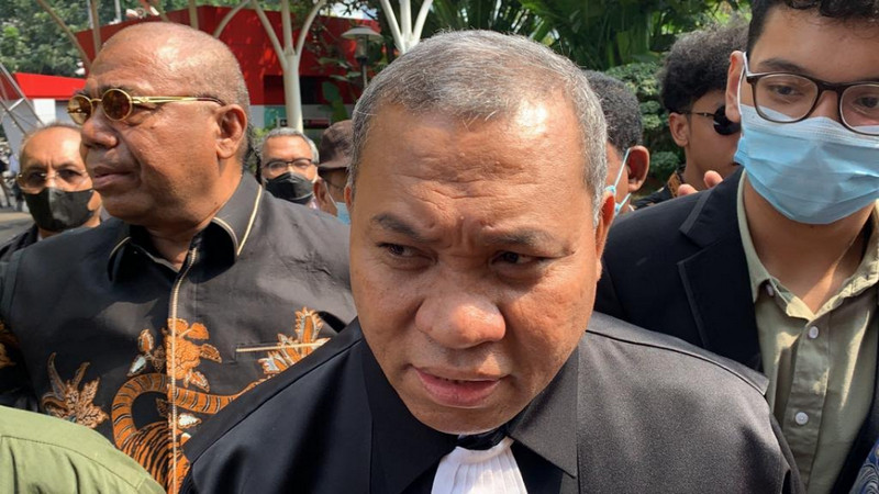 Sindir KPK, Pengacara Lukas Enembe Pakai Toga Saat Diperiksa