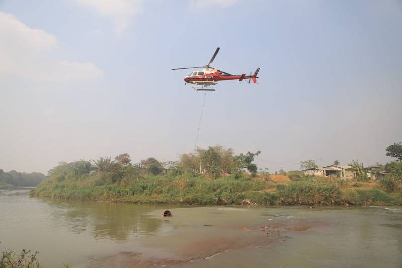 BNPB Kerahkan Helikopter Water Bombing Di TPA Rawa Kucing