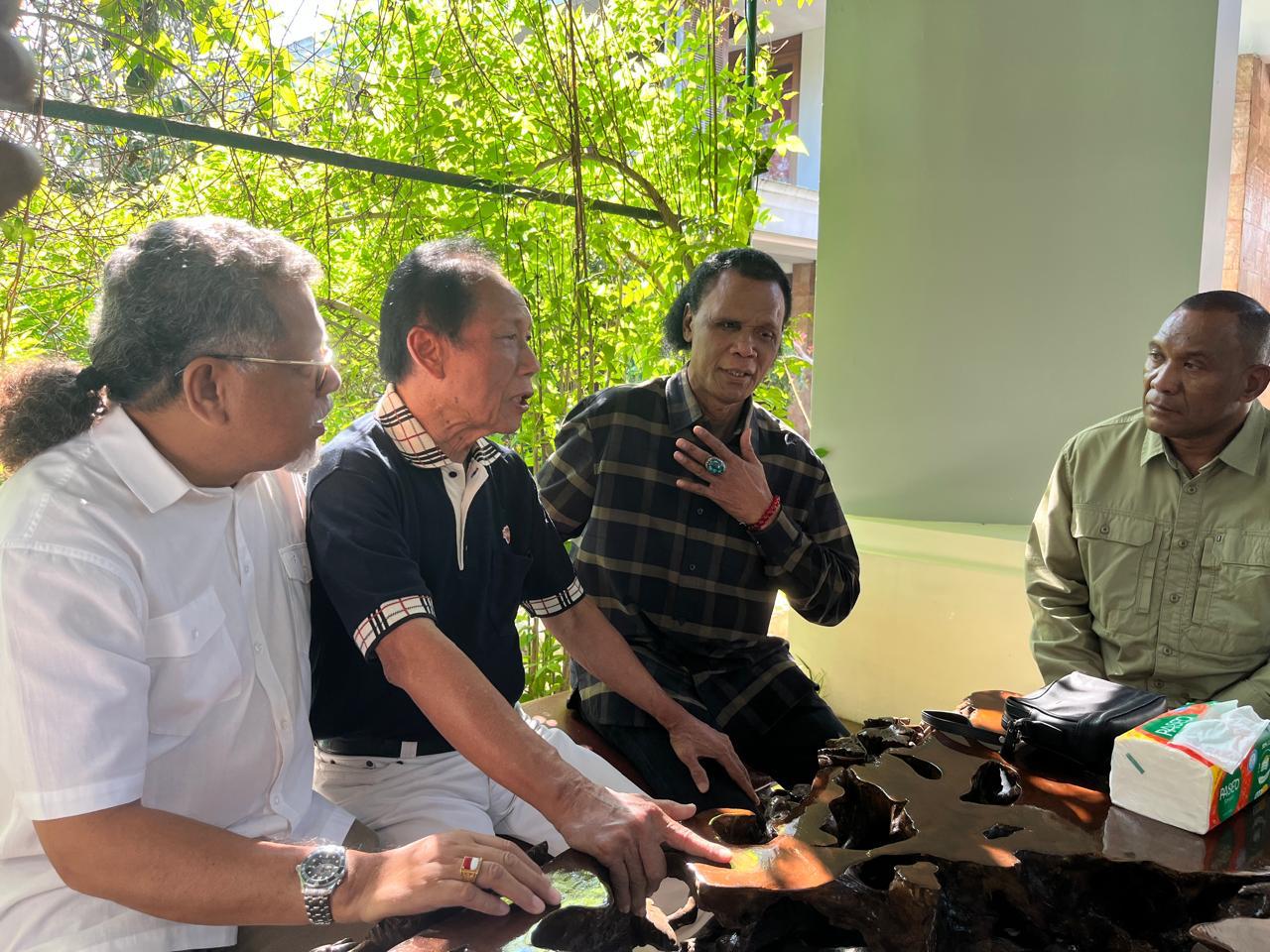 Yang tersirat dari aksi Hercules mencium tangan Bang Yos