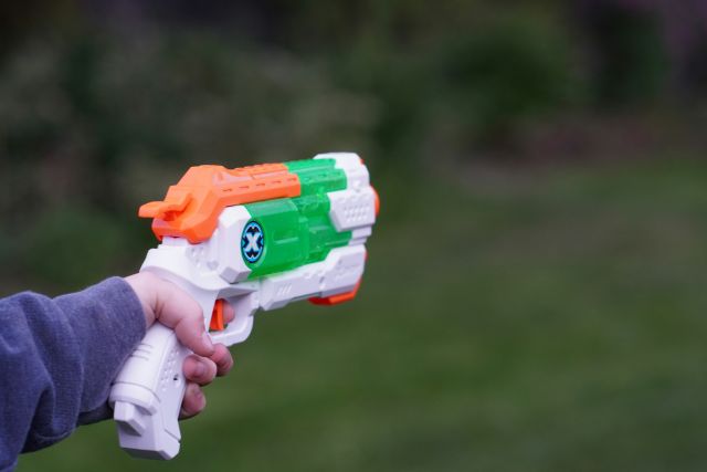 Pistol air sebagai simbol protes <i>overtourism</i> di Barcelona