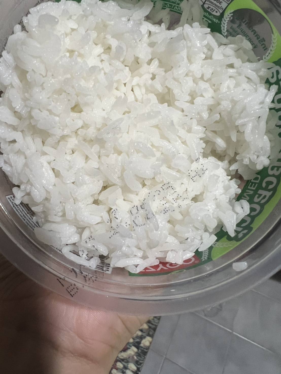 Paket makanan yang aneh, tanggal kedaluwarsa dicetak langsung di nasi