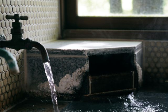 Mana lebih baik, berendam di bak mandi air panas atau sauna?
