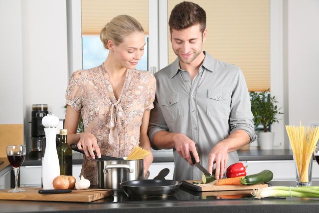 Keuntungan memasak bersama pasangan di rumah