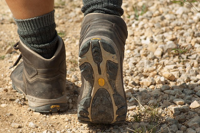 Tips memilih sepatu mendaki gunung, jangan gampang tergoda sepatu yang ringan