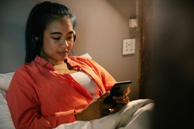 Efek buruk kebiasaan membuka ponsel saat baru bangun tidur