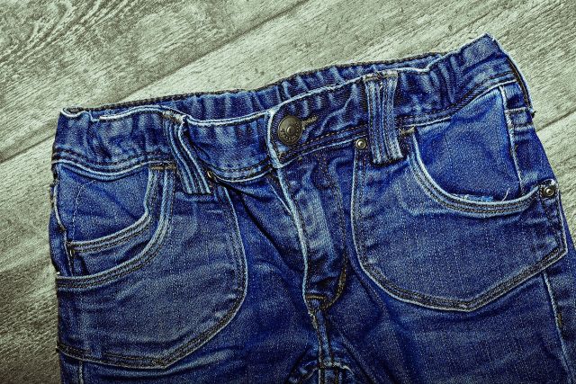 Trik membuat celana jeans Anda tahan lama