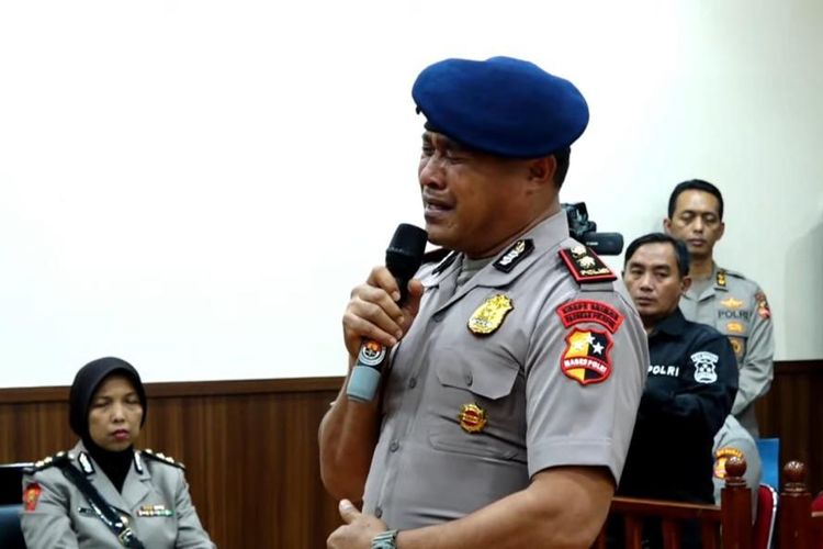 Kenapa publik membela Kompol Cosmas?