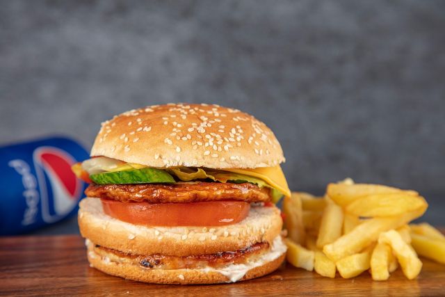 Mengonsumsi makanan ultra-proses bisa merusak kesehatan reproduksi pria
