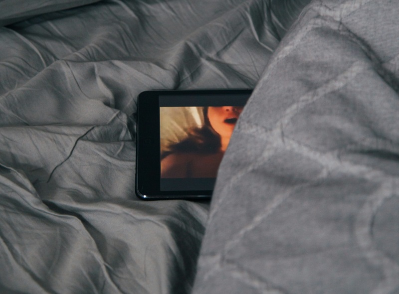 Apakah menonton film porno benar-benar tak berfaedah?