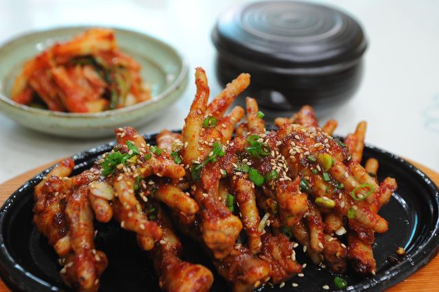 Adakah manfaat kesehatan makan ceker ayam?