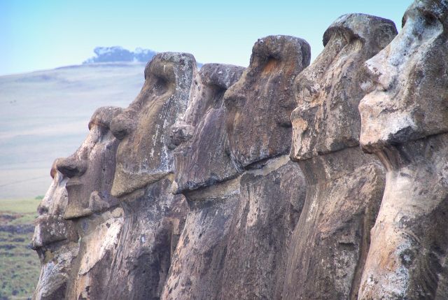 Patung moai di Rapa Nui benar-benar bisa “berjalan”