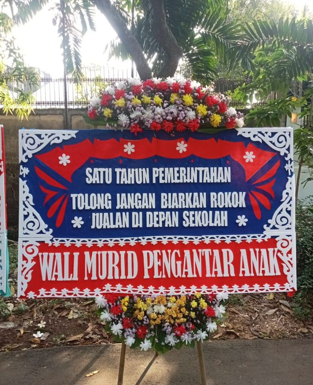 Komunitas SOS kirim karangan bunga soal pengendalian harga rokok
