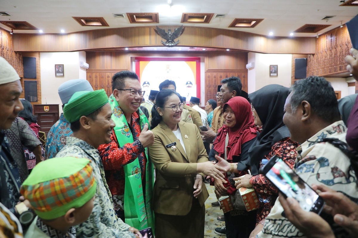 Wali Kota Agustina berangkatkan 105 peserta perjalanan keagamaan