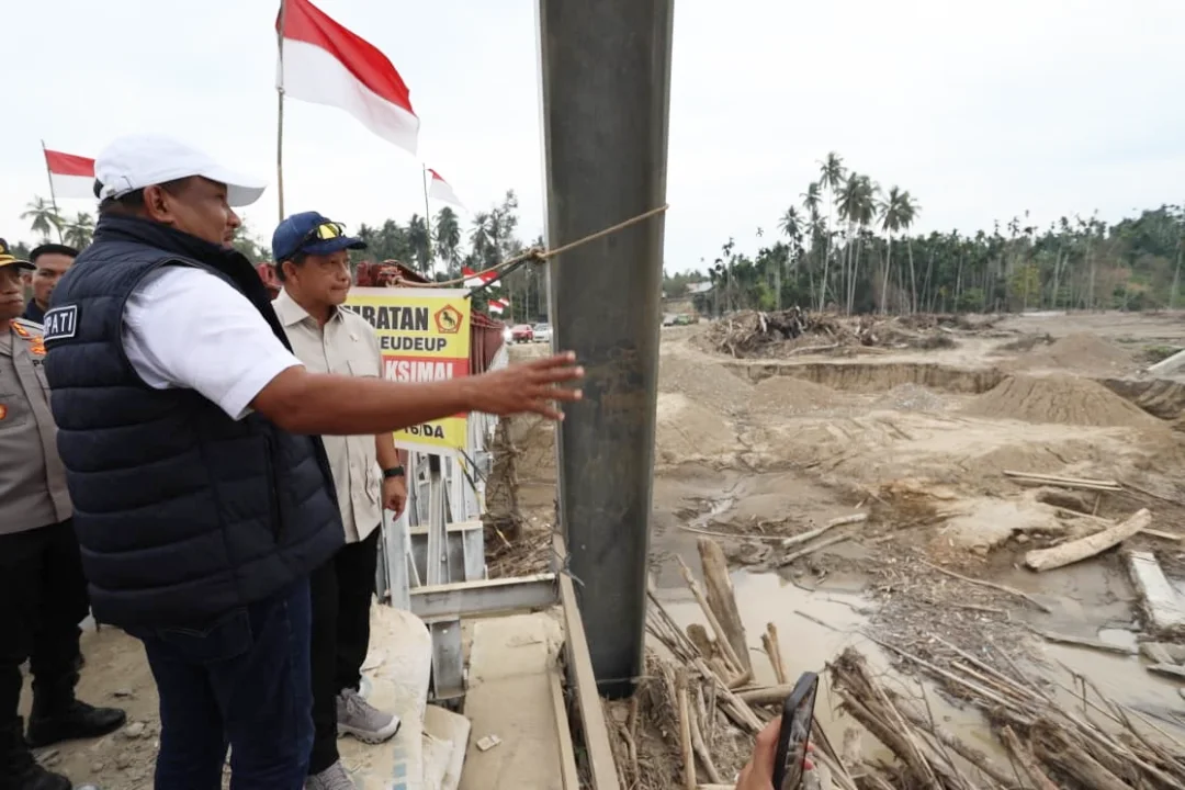 Tinjau lokasi bencana, Tito Karnavian makan bareng pengungsi di Aceh Utara