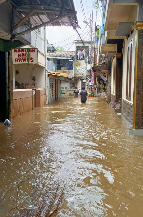 Acil, warung kecil, dan banjir yang tak pernah benar-benar pergi