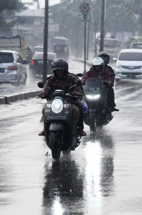 Cara aman berkendara motor di musim hujan agar terhindar dari kecelakaan