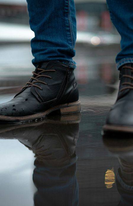 Sepatu kulit mudah rusak saat musim hujan? Simak cara perawatannya