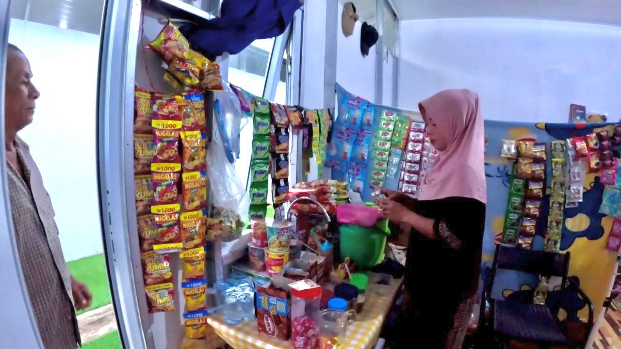 Ada semangat dan kehidupan baru dari balik pintu huntara