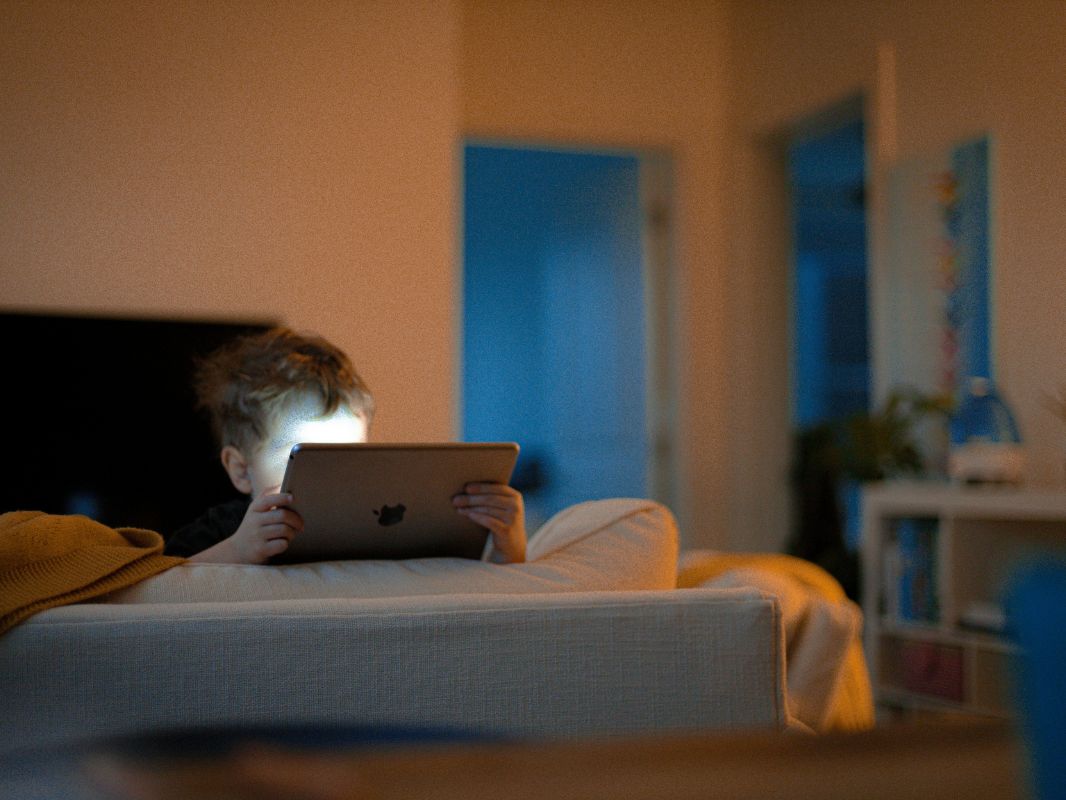 Cara mengurangi screen time tanpa ketinggalan informasi