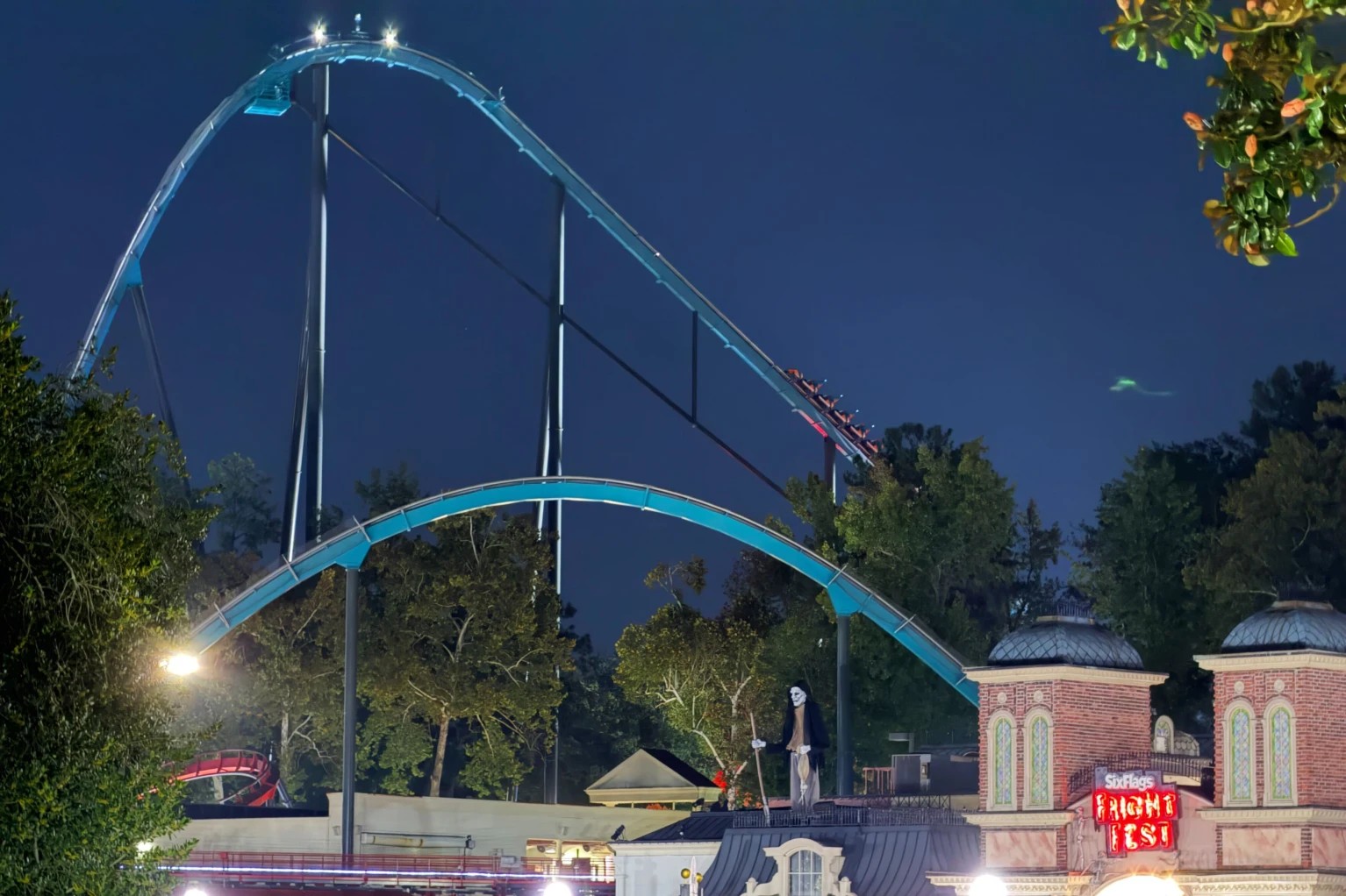 Pengunjung Six Flags di Georgia tewas terlempar dari roller coaster